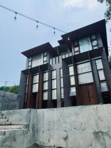 un gran edificio negro con puertas de madera en Casa Talia Beach House en Lobo