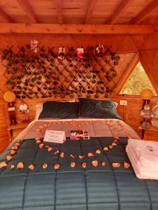 Una cama en una habitación con un montón de calabazas. en Lago De Tota Glamping, en Tota