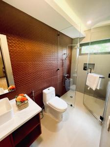 een badkamer met een toilet en een glazen douche bij Casa Talia Beach House in Lobo