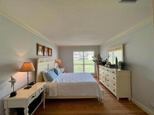 Postel nebo postele na pokoji v ubytování Sandpiper Cove 2060