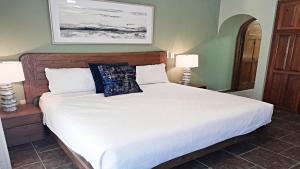 a bedroom with a large white bed with two lamps at Villa Sonari 4, Inside a private complex of 4 By Kivoya in Puerto Peñasco