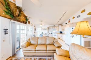 uma sala de estar com um sofá e uma cozinha em Long Island Village Unit 349 Sand Dollar Dr em Port Isabel