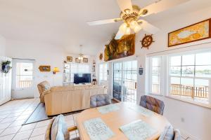 uma sala de estar com uma mesa e um sofá em Long Island Village Unit 349 Sand Dollar Dr em Port Isabel