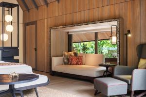 Posezení v ubytování The St. Regis Maldives Vommuli Resort