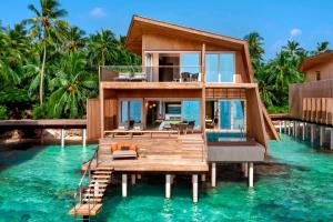 Bazén v ubytování The St. Regis Maldives Vommuli Resort nebo v jeho okolí