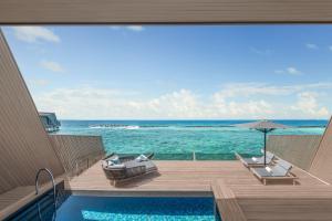 Bazén v ubytování The St. Regis Maldives Vommuli Resort nebo v jeho okolí