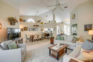 Χώρος καθιστικού στο Fort Myers Vacation Rental with Lanai and Private Pool