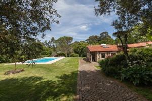 una casa y un patio con piscina en Quinta dos Castanheiros Piscina e Jardim privado, en Ponte de Lima