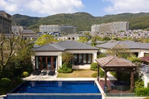 Tầm nhìn ra hồ bơi gần/tại The Westin Zhujiajian Resort, Zhoushan