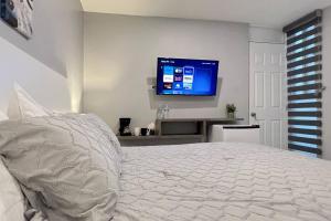 um quarto com uma cama e uma televisão de ecrã plano em Habitación Plata #2 em Aguascalientes