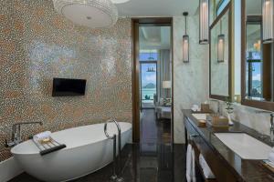 TV a/nebo společenská místnost v ubytování The St. Regis Langkawi