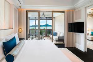 Postel nebo postele na pokoji v ubytování The St. Regis Langkawi