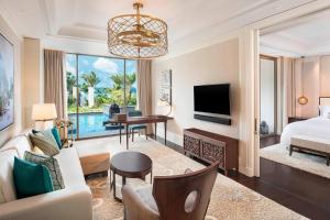TV a/nebo společenská místnost v ubytování The St. Regis Langkawi