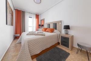 Un dormitorio con una cama, una mesa y una silla. en Penthouse Naomi with two terraces, private solarium, sea view, swimming pool, with underground parking, pets allowed, en Orihuela Costa 48 fotos más