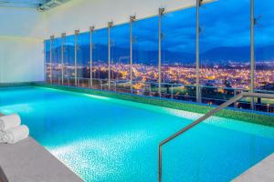 una piscina con vistas a la ciudad en Four Points by Sheraton Cuenca, en Cuenca