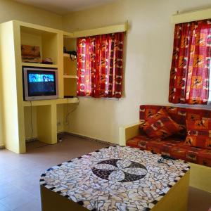 a living room with a couch and a tv at Villa Duchesse in Sali Nianiaral