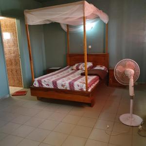 una camera con letto a baldacchino e ventilatore di Villa Duchesse a Sali Nianiaral Altre 21 foto