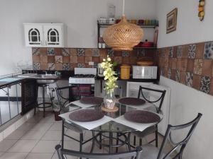 a dining room with a table and chairs and a kitchen at Loft aeropuerto in Guatemala