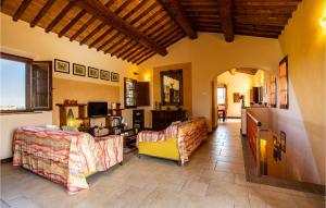 un soggiorno con 2 divani e un tavolo di Nice Home In Volterra With Private Swimming Pool, Can Be Inside Or Outside a Montaperti