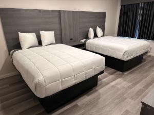 een hotelkamer met 2 bedden in een kamer bij Five Star Inn in West Covina