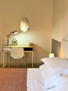 1 dormitorio con escritorio, 1 cama y 1 silla en Casa Viola a 900 mt dalla Staz. Centrale en Pescara