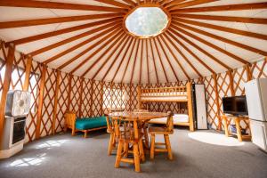 una habitación con mesa y sillas en una yurta en Redwood Meadows RV Resort en Crescent City