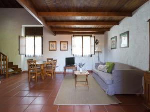 sala de estar con sofá y mesa en Casa Rural la Montañeta en Santa Lucía