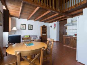 cocina y comedor con mesa y sillas en Casa Rural la Montañeta en Santa Lucía