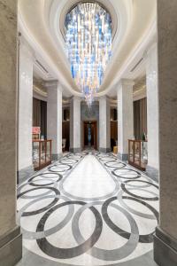 un gran pasillo con una alfombra grande en el vestíbulo del hotel en Orientbank Hotel Istanbul, Autograph Collection en Estambul