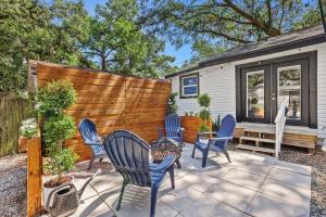 Photo de la galerie de l'établissement Treehouse is a Quaint 2 BR in an Up-and-Coming Part of Town, Pet Friendly with Fenced Yard and lounge area that is Close to Downtown Tampa, à Tampa