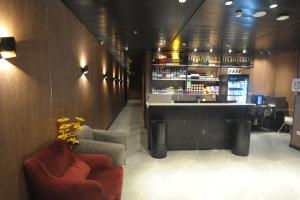 Ο χώρος του lounge ή του μπαρ στο מלון הברון