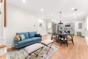 Η κουζίνα ή μικρή κουζίνα στο Peaceful & Modern Historic Norcross Home