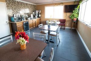 een eetkamer met een tafel en stoelen en een keuken bij Americas Best Value Inn and Suites Siloam Springs in Siloam Springs