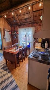 瑟弗根的住宿－Koselig rorbu på Tind，小屋内的厨房和用餐室配有桌子
