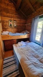 Un pat sau paturi într-o cameră la Koselig rorbu på Tind