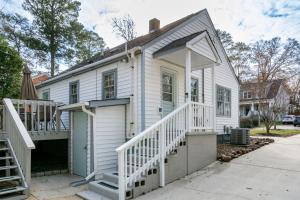 ein weißes Haus mit einer Veranda und einer Treppe in der Unterkunft Stylish & Comfy 5 Location Private Backyard Updated Close to Downtown Walkable in Raleigh