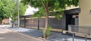 メンドーサにあるDepartamento Nuevo Planta Bajaの前に木がある建物