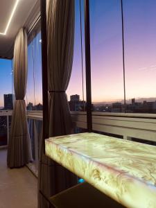 克里西烏馬的住宿－Hub Home - Vista Incrível，窗户客房内的一个阳台,配有一张床