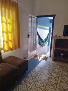 salon z kanapą i otwartymi drzwiami w obiekcie Casas do Rodrigo w mieście Santana do Riacho
