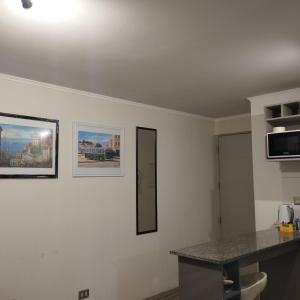 a room with a kitchen with a counter and a microwave at Departamento 1 Dormitorio 1 Baño Valparaíso in Valparaíso