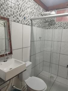 y baño con aseo, lavabo y ducha. en Casas do Rodrigo en Santana do Riacho