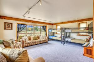 Ένα ή περισσότερα κρεβάτια σε δωμάτιο στο Montrose Family Home with Yard and Fruit Trees!