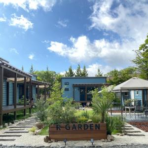 a garden with a sign in front of a building at R Garden in Yamanakako