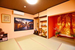 uma sala de estar com um quadro na parede em Kyoto - House - Vacation STAY 88802 em Quioto