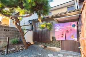 una casa con un albero di fronte a un garage di Kyoto - House - Vacation STAY 88802 a Kyoto