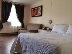 Ліжко або ліжка в номері Motel de la Pente Douce