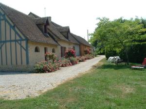a house with flowers on the side of a road at Gîte rénové en campagne, 3 ch., terrain 5000m², proche randonnées et Le Mans ! - FR-1-410-161 in La Chabossière