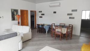 Casaquinta Melgar في ميلغار: غرفة معيشة مع أريكة وطاولة وكراسي