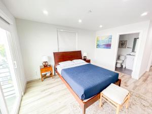 Un pat sau paturi într-o cameră la Stylish 4 Bedroom Townhouse in Mid City