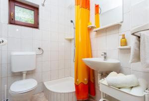 ein kleines Badezimmer mit Toilette und Waschbecken in der Unterkunft Secluded fisherman's cottage Cove Virak, Hvar - 17875 in Gdinj + 18 Fotos